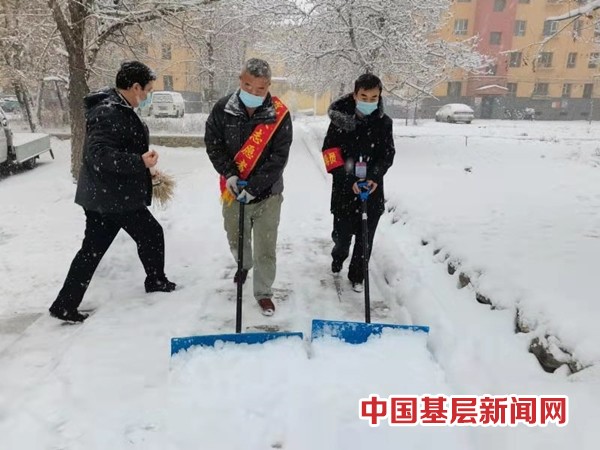 清雪破冰 情暖社区 工作队给泰和社区赠扫雪机获居民点赞