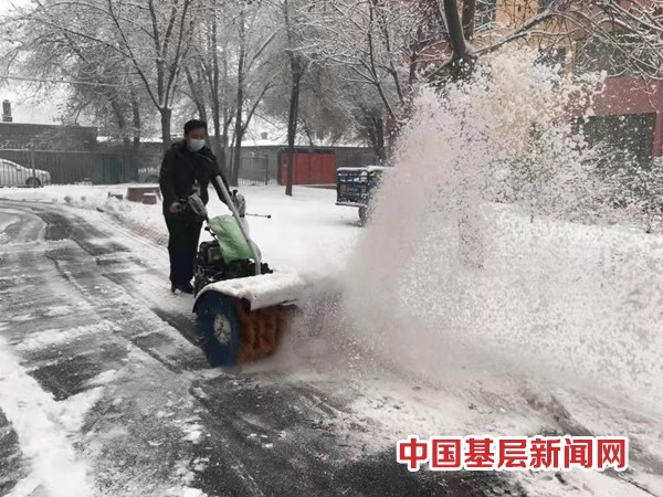 清雪破冰 情暖社区 工作队给泰和社区赠扫雪机获居民点赞