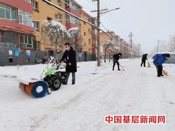 清雪破冰 情暖社区 工作队给泰和社区赠扫雪机获居民点赞