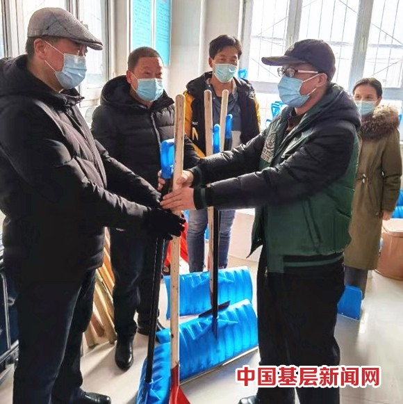 力挺创城仓盛社区工作队新年见行动、为清雪志愿者购置一批清雪工具 