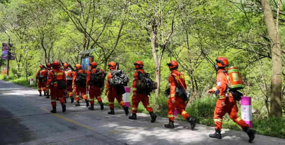 新疆森林消防总队陕西驻防队伍、景区巡护筑牢森林防火安全屏障