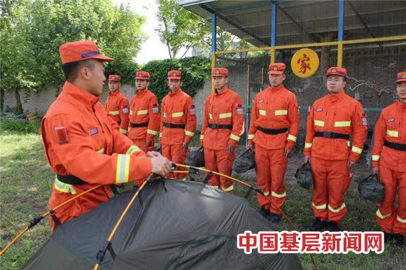 新疆森林消防总队陕西驻防队伍组织帐篷架设与撤收训练