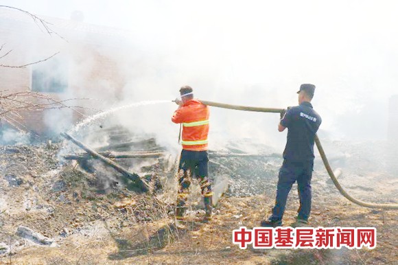 移民警察奋勇救火真情为民