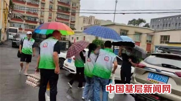 乌鲁木齐：双拥志愿者八一前夕走访慰问高新区辖区退役军人及军烈属