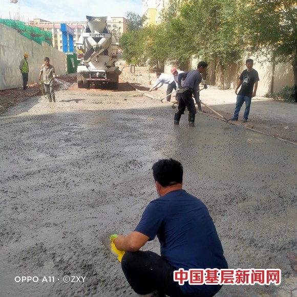 泰琇社区“访惠聚”工作队开展修复小区路面
