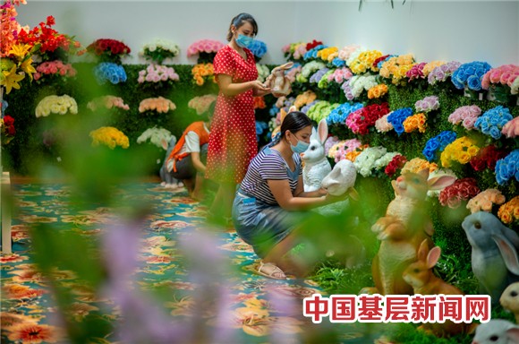 新疆洛浦县：绢花“朵朵开” 村民生活花儿一样