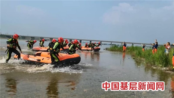 开展水上救援实战演练锻造应急救援水域尖兵