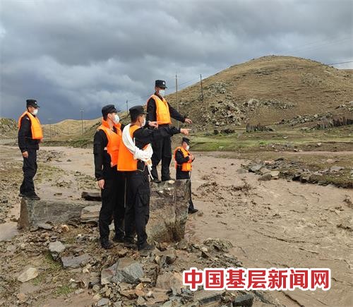 暴雨山洪走散近千只羊“迷路” 移民警察翻山越岭上演“赶羊记”