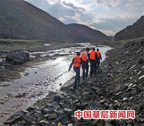 暴雨山洪走散近千只羊“迷路” 移民警察翻山越岭上演“赶羊记”