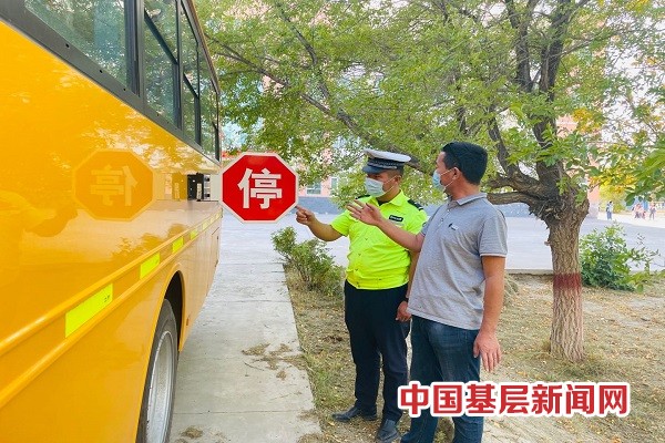富蕴县公安局交警中队“五措并举”全力护航秋季“开学季”