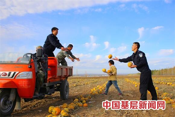 警民携手迎丰收