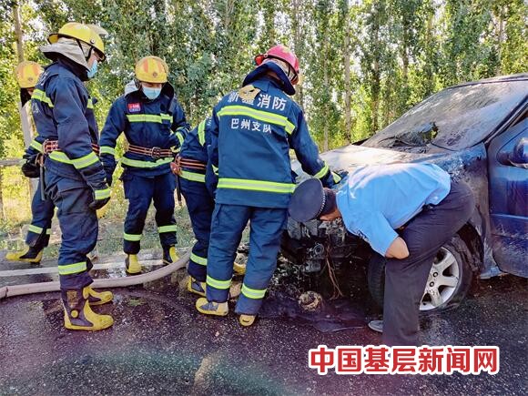 车辆行驶途中发生自燃 警消联手化解险情