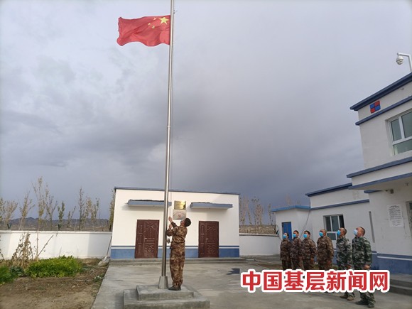 青河县边境一线国旗飘扬