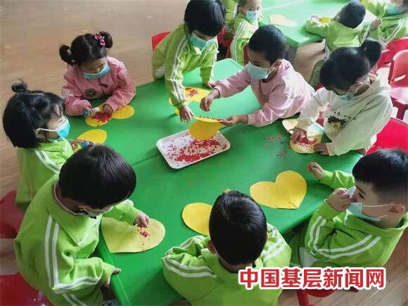 乌鲁木齐市阳光伟才幼儿园小朋友童心向党共庆祖国生日