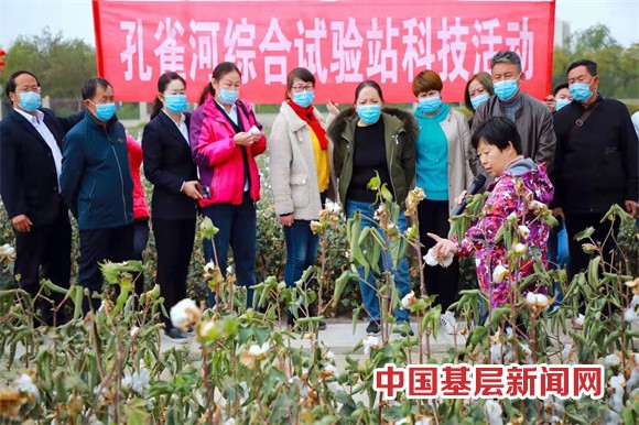 和硕县委老干局开展“关爱老人·携手送健康”进社区活动