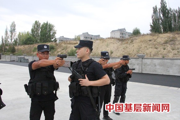 塔城地区特警支队开展枪械射击训练