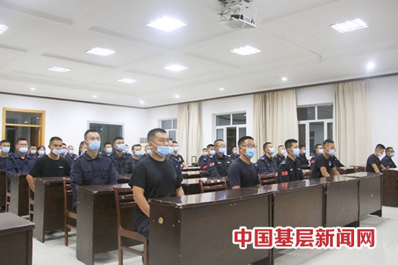塔城地区特警及机场分局联合党支部传达学习习近平总书记在陕西榆林考察时的重要讲话精神