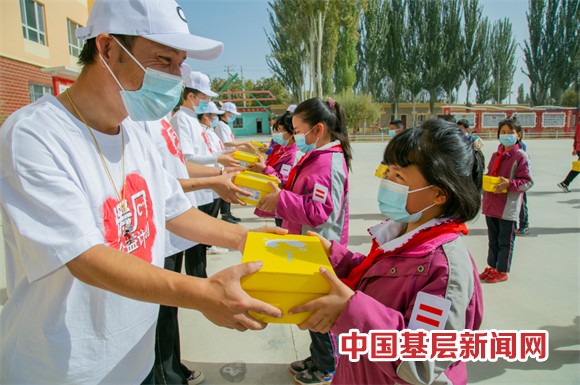 新疆洛浦县：爱心童鞋情暖千里