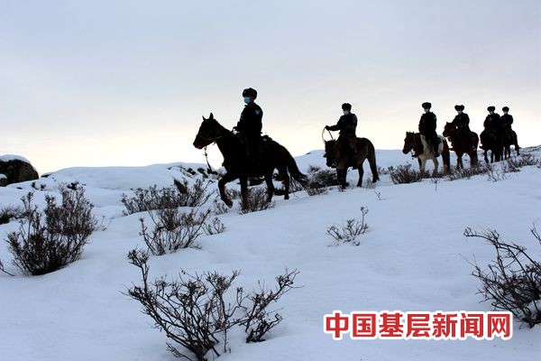 新疆阿勒泰：民警骑马巡逻，守护边境稳定