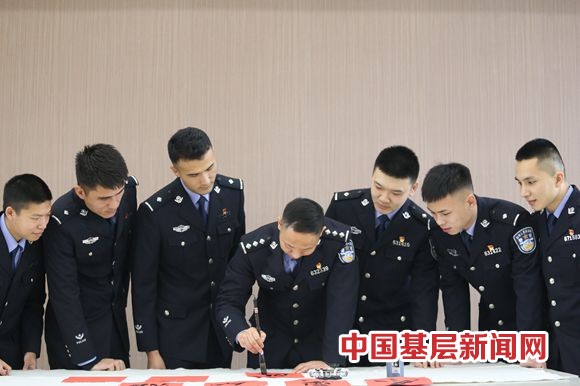 移民管理警察手绘“冬奥”为中国健儿加油