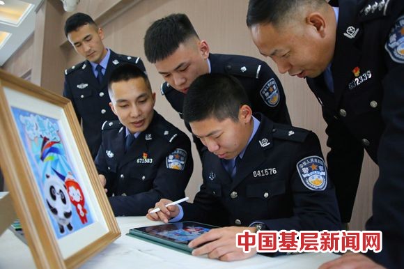 移民管理警察手绘“冬奥”为中国健儿加油