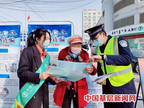 新疆和硕：民警“巴扎”摆地摊 普法宣传入人心 