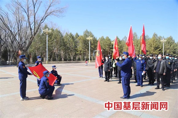 新疆爱国拥军促进会、新疆橄榄绿卫士应急救援总队党员干部烈士陵园默哀献花，祭奠英烈感恩祖国