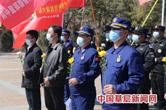 新疆爱国拥军促进会、新疆橄榄绿卫士应急救援总队党员干部烈士陵园默哀献花，祭奠英烈感恩祖国