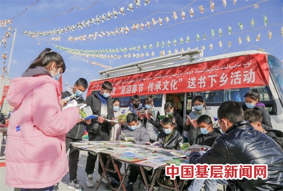 新春走基层|新疆洛浦：开展“我们的中国梦——文化进万家”迎春节•送春联志愿服务活动