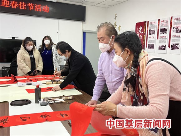 乌鲁木齐市碾子沟社区开展“迎新春，春联进万家”活动 传递温暖和幸福