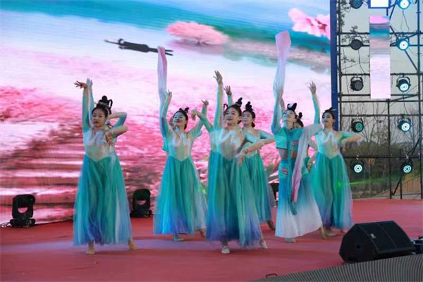 “国风潮玩·乐活五一”  兵团第十二师五一新区游园会  开启乌昌市民假日模式